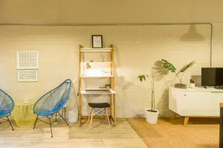 Room 7 of 12