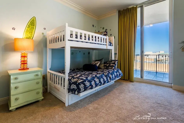 Room 4 of 12