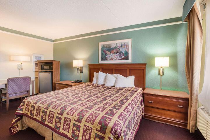 1 King Bed Work Desk Microwave and Refrigerator Usb Port Air Conditioned Continental Breakfast (6 of 14)