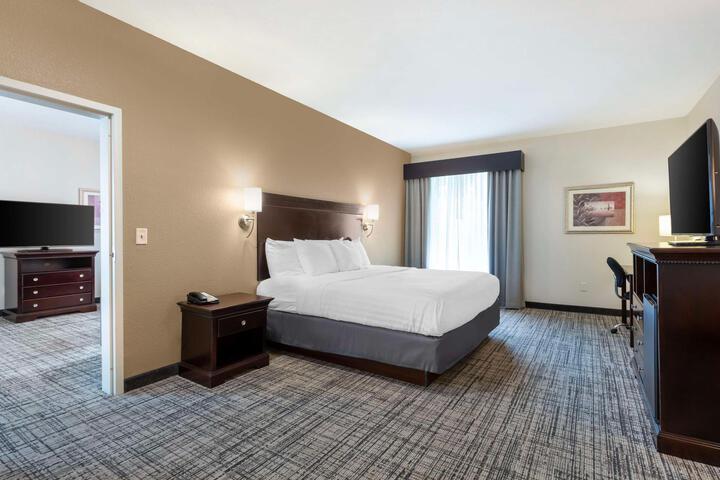 Accessible Suite 1 King Bed Accessible Communication Assistance Bathtub Sofa Bed Full Breakfast (12 of 13)