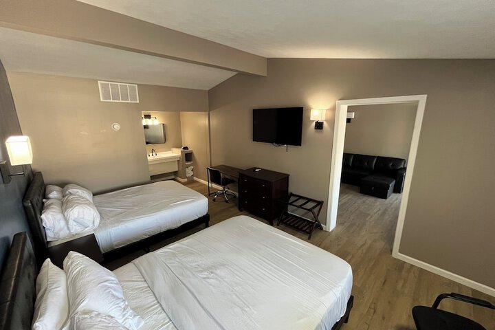 1 Queen Bed Mobility Accessible (35 of 35)