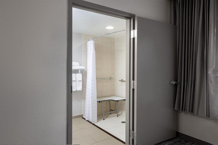 Room 17 of 28