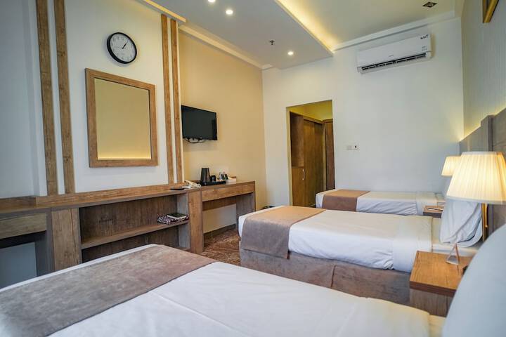 Room 10 of 28