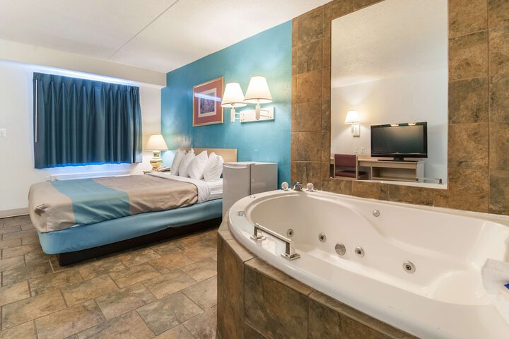 1 Queen Bed (4 of 4)