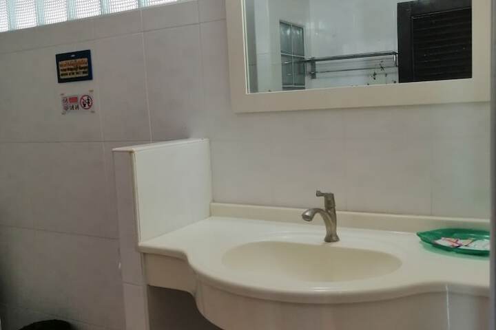 Room 100 of 148