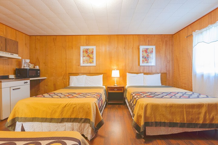 Family 2 Queen Beds Kitchenette (13 of 18)