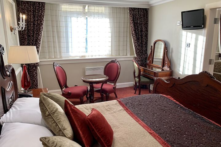 Room 4 of 105