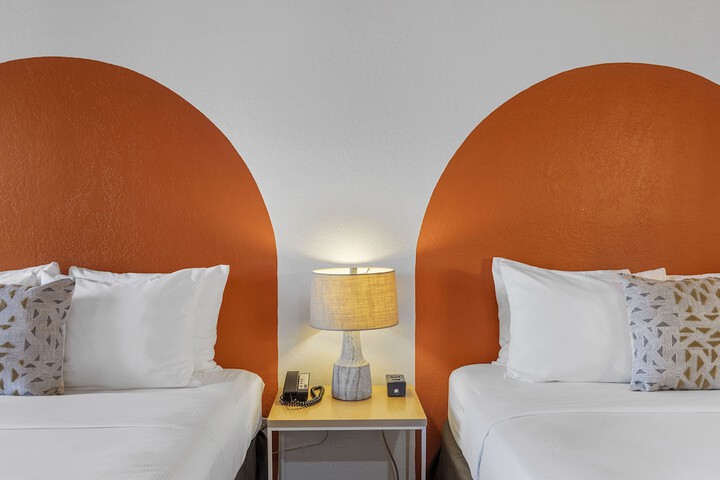 1 Queen Bed (2 of 8)