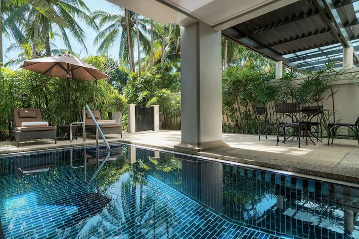 Hotel with Pool