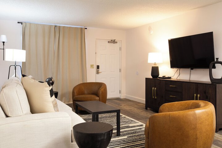Deluxe Room 1 King Bed Accessible (10 of 22)