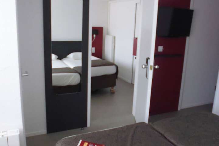 Room 6 of 42
