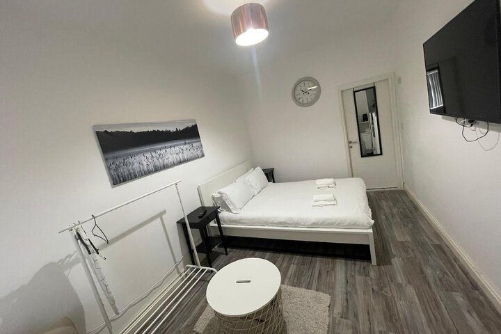 Room 6 of 10