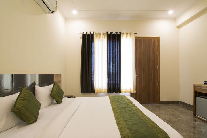 Room 13 of 33