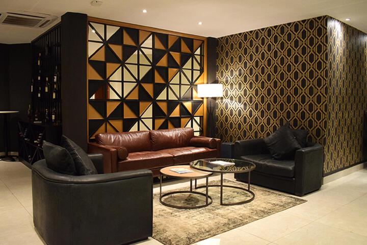 Lounge 13 of 29