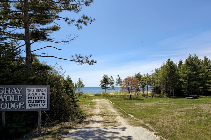 Gray Wolf Lodge Manistique | Bookonline.com