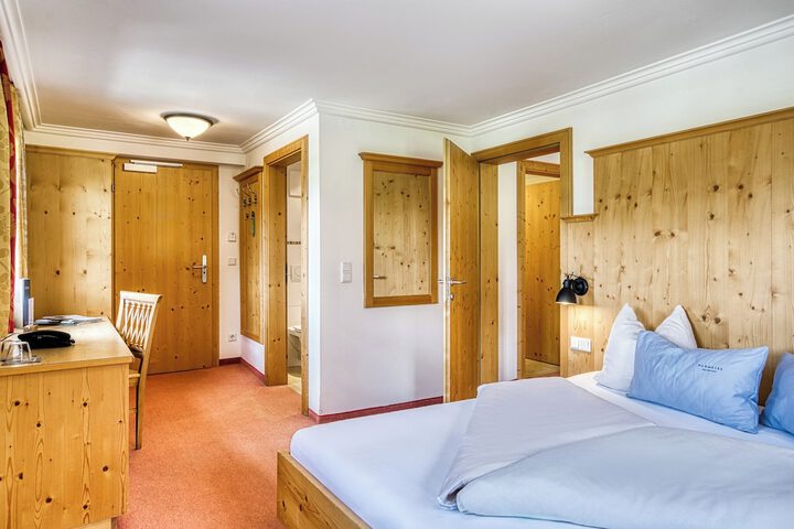 Room 53 of 212
