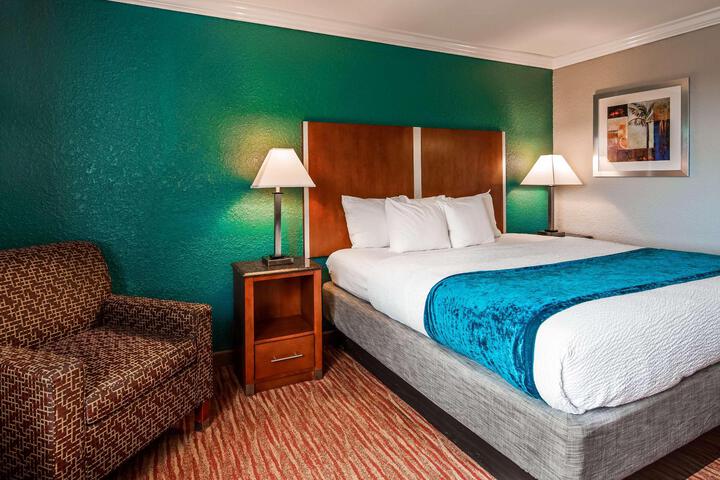 1 King Bed Microwave and Refrigerator Work Desk WiFi Continental Breakfast (4 of 7)