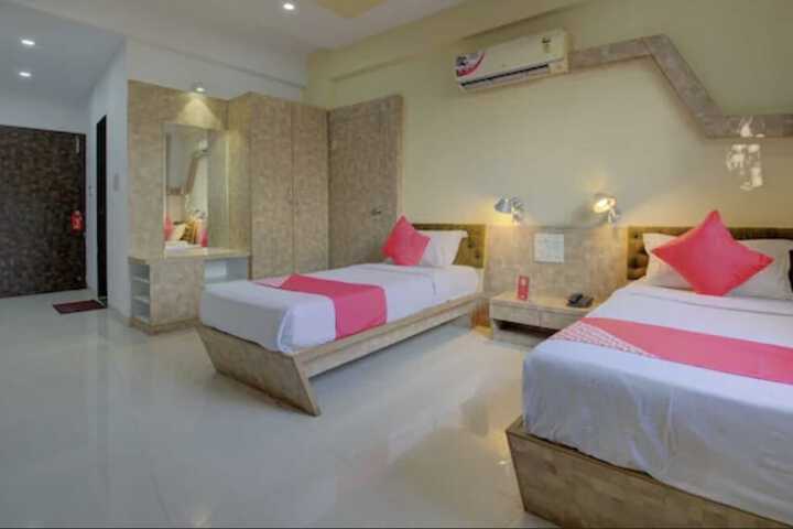 Room 4 of 8