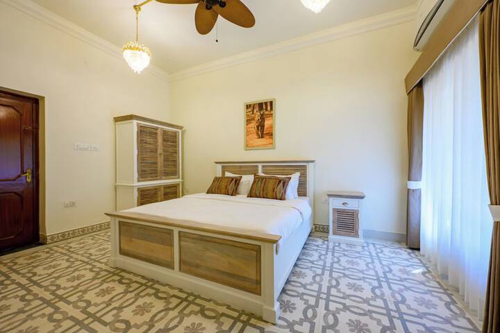 Room 4 of 40