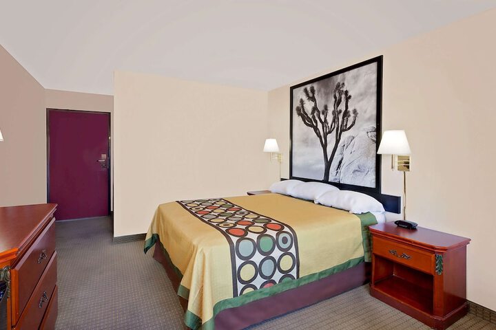 1 Queen Bed (2 of 16)