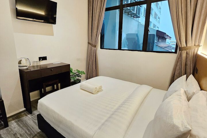 Room 34 of 102