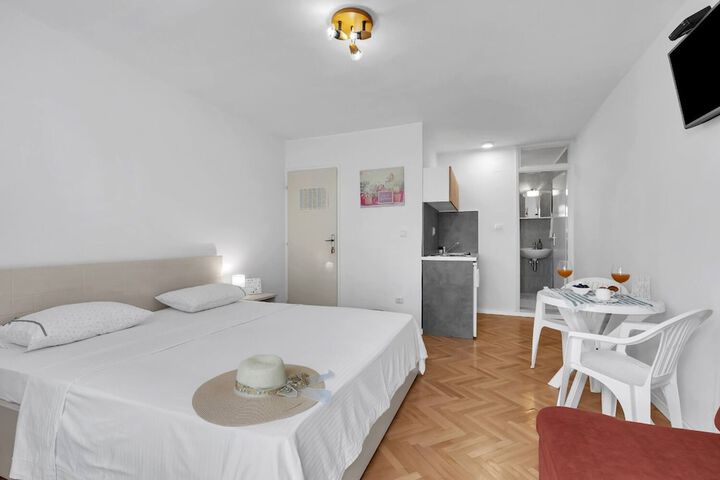 Ivica 100m From the Beach SA3 Narancasti