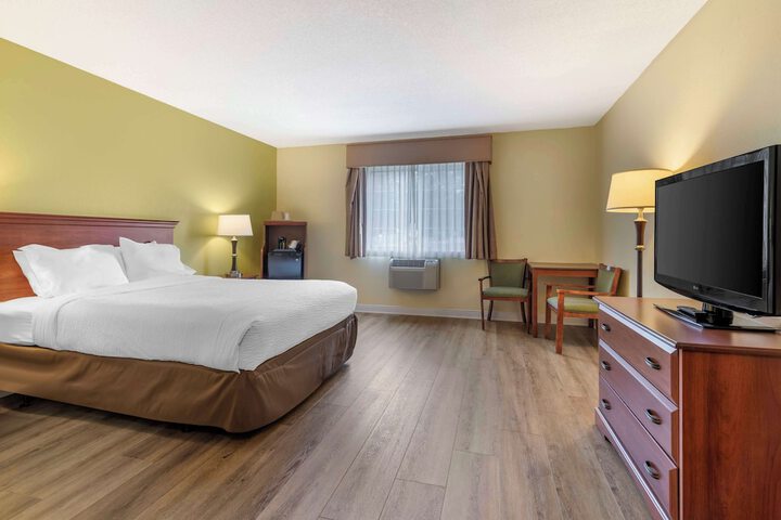 1 Queen Bed High Speed Internet Accessible Refrigerator, Coffee Maker Iron and Ironing B (4 of 16)