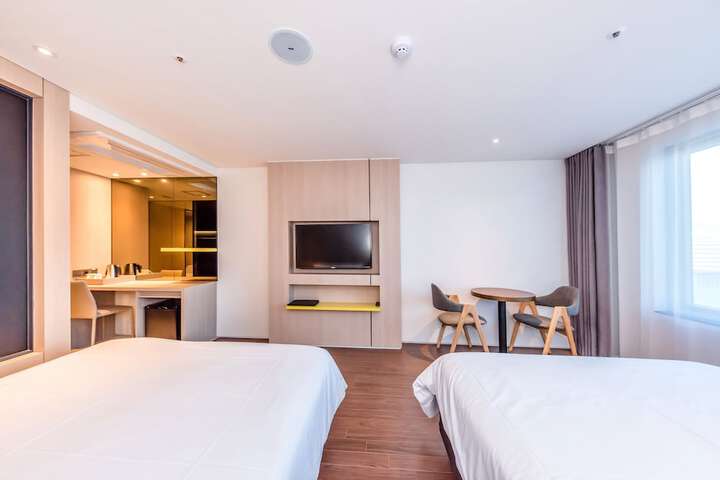 Room 17 of 84