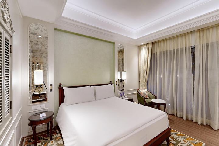 Room 28 of 76