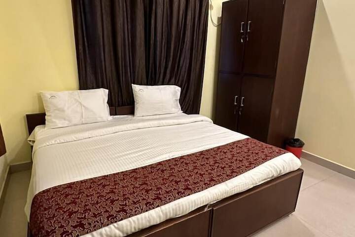 Five stones by Earth Hotel Vadapalani