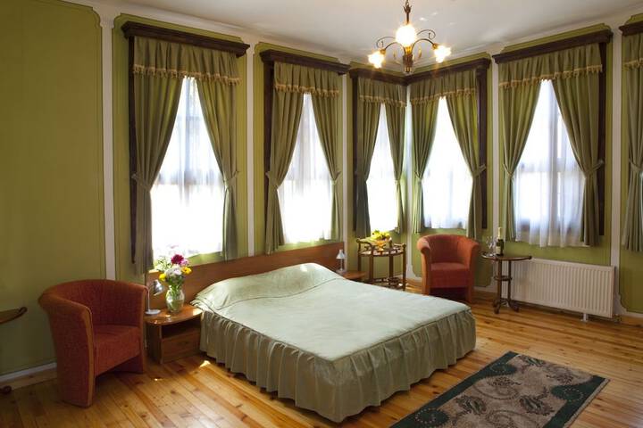 Room 8 of 37