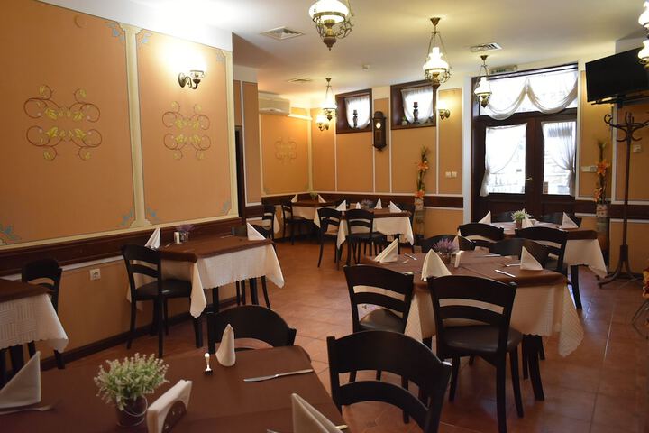 Dining 40 of 47