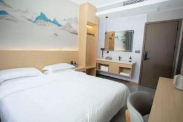 Room 4 of 6