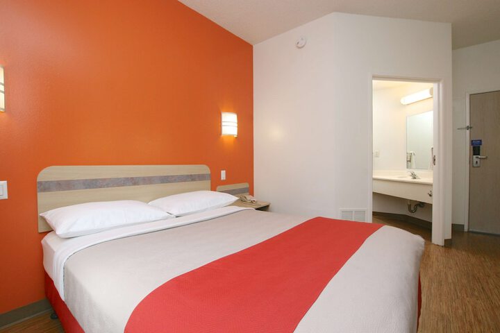 1 Queen Bed (6 of 8)