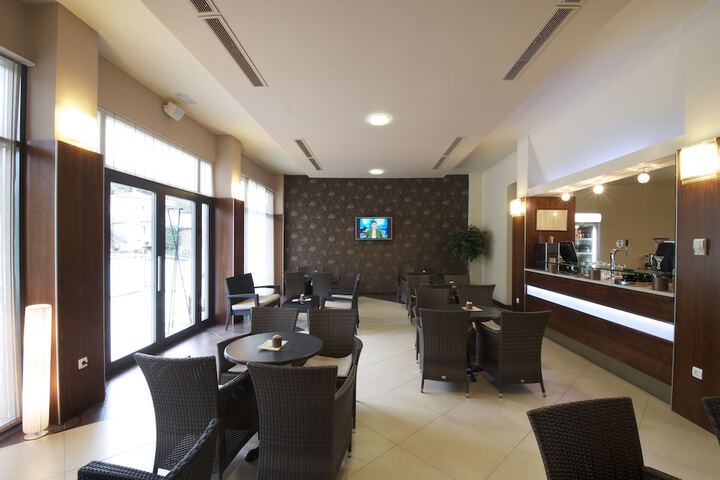 Lounge 42 of 55