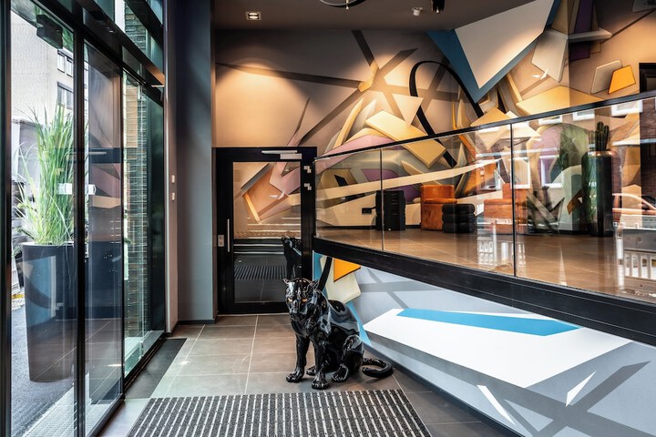 Lobby lounge