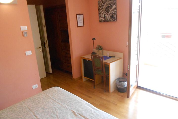 Room 10 of 73