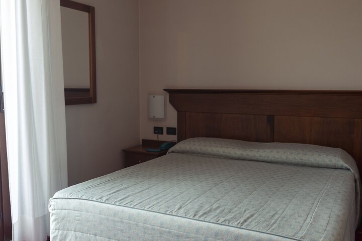 Room 6 of 15