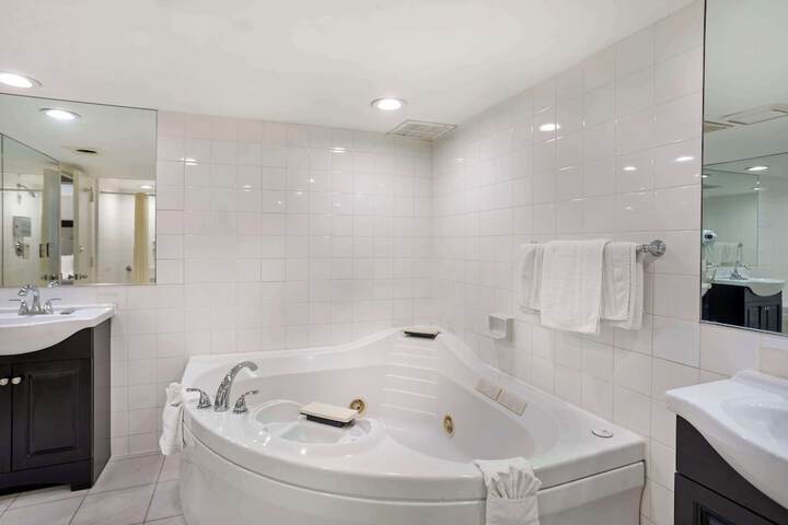 1 King Bed High Speed Internet Accessible Microwave and Refrigerator, Coffee Maker, Hairdryer Iron and Ironing Board Full Breakfast (3 of 12)