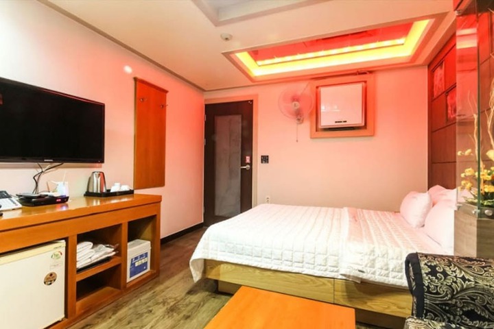 Room 5 of 9