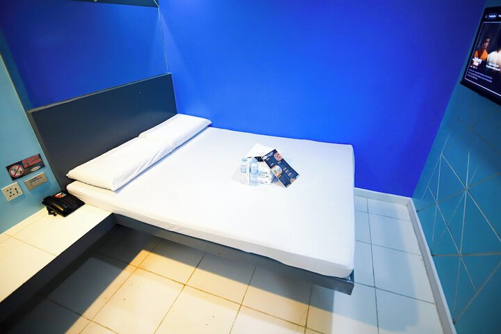 Room 4 of 12