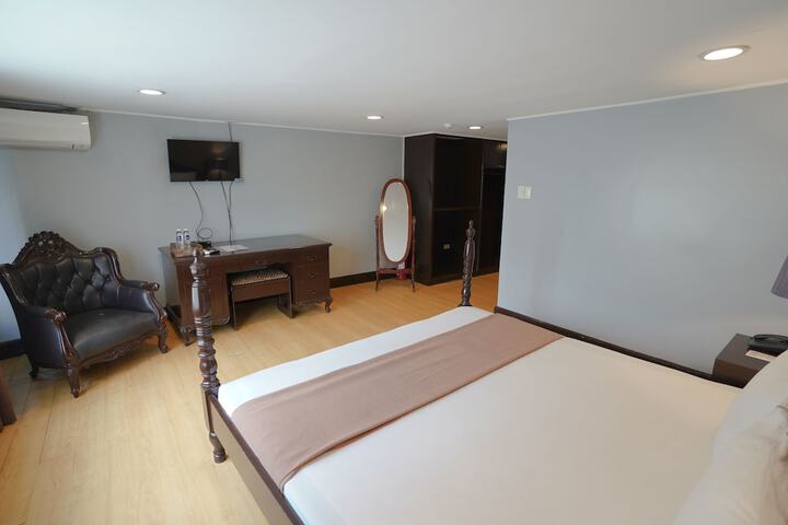 Room 12 of 27