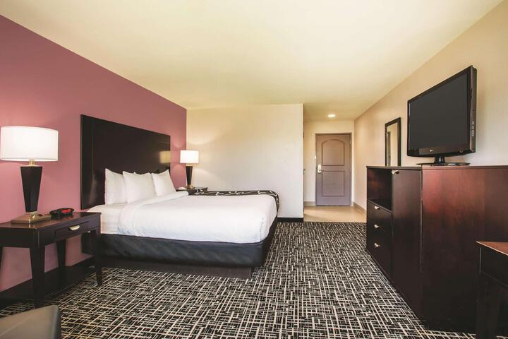 2 Queen Bed Mobility Hearing Impaired Accessible Room (7 of 7)