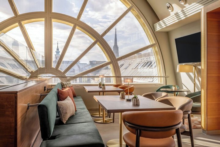Lounge 100 of 115