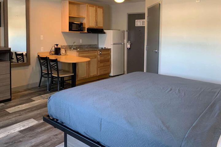 1 King Bed Efficiency (5 of 13)