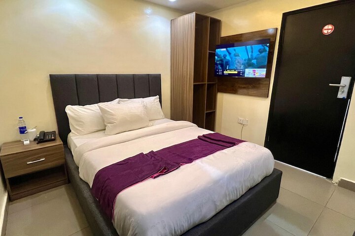 Room 14 of 32