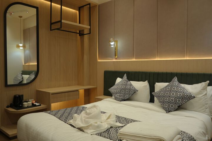 Room 15 of 28