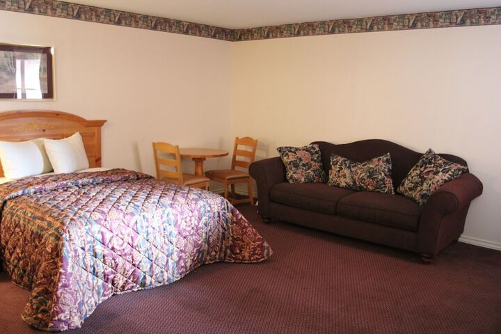 Lounge 26 of 61