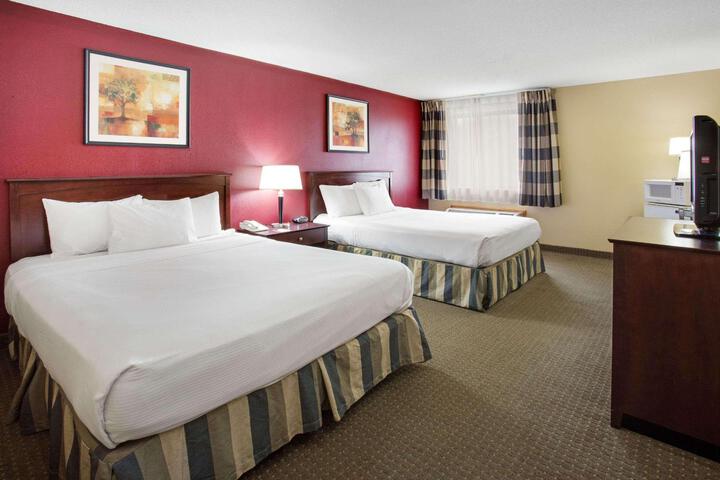 1 Queen Bed Accessible Room (10 of 14)