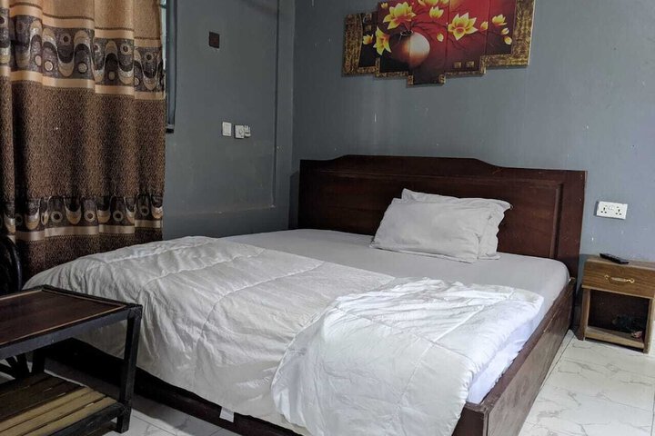 Room 4 of 12